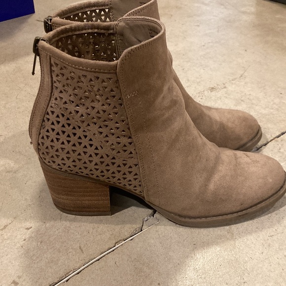 Madden Girl Fayth Booties Size 6.5 Tan color - Picture 3 of 6